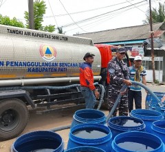 PEDULI WARGA TERDAMPAK KEKERINGAN, TNI AL BERSAMA INSTANSI TERKAIT SALURKAN 15.000 LITER AIR BERSIH 