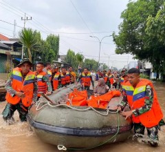 Batalyon Zeni Tempur 10  Kostrad Tanggap Darurat Bantu Atasi Bencana Alam Banjir