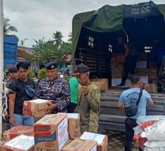 TNI AL BERSINERGI DENGAN BUMN BENGKULU SERAHKAN BANTUAN UNTUK MASYARAKAT TERDAMPAK BANJIR DAN LONGSO