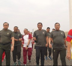 Pangkostrad Ikuti Olahraga Bersama pada Rangkaian Acara HUT Ke-78 TNI	