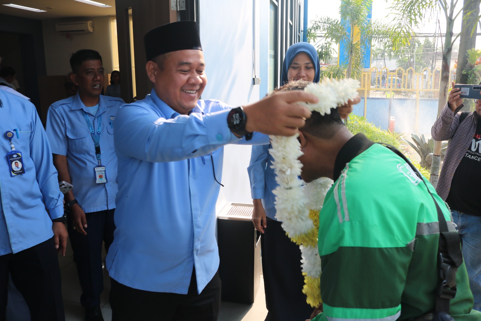 Harkonas 2026: Datang Bayar Air, Pelanggan PDAM Tirta Benteng Pulang Bawa Bunga