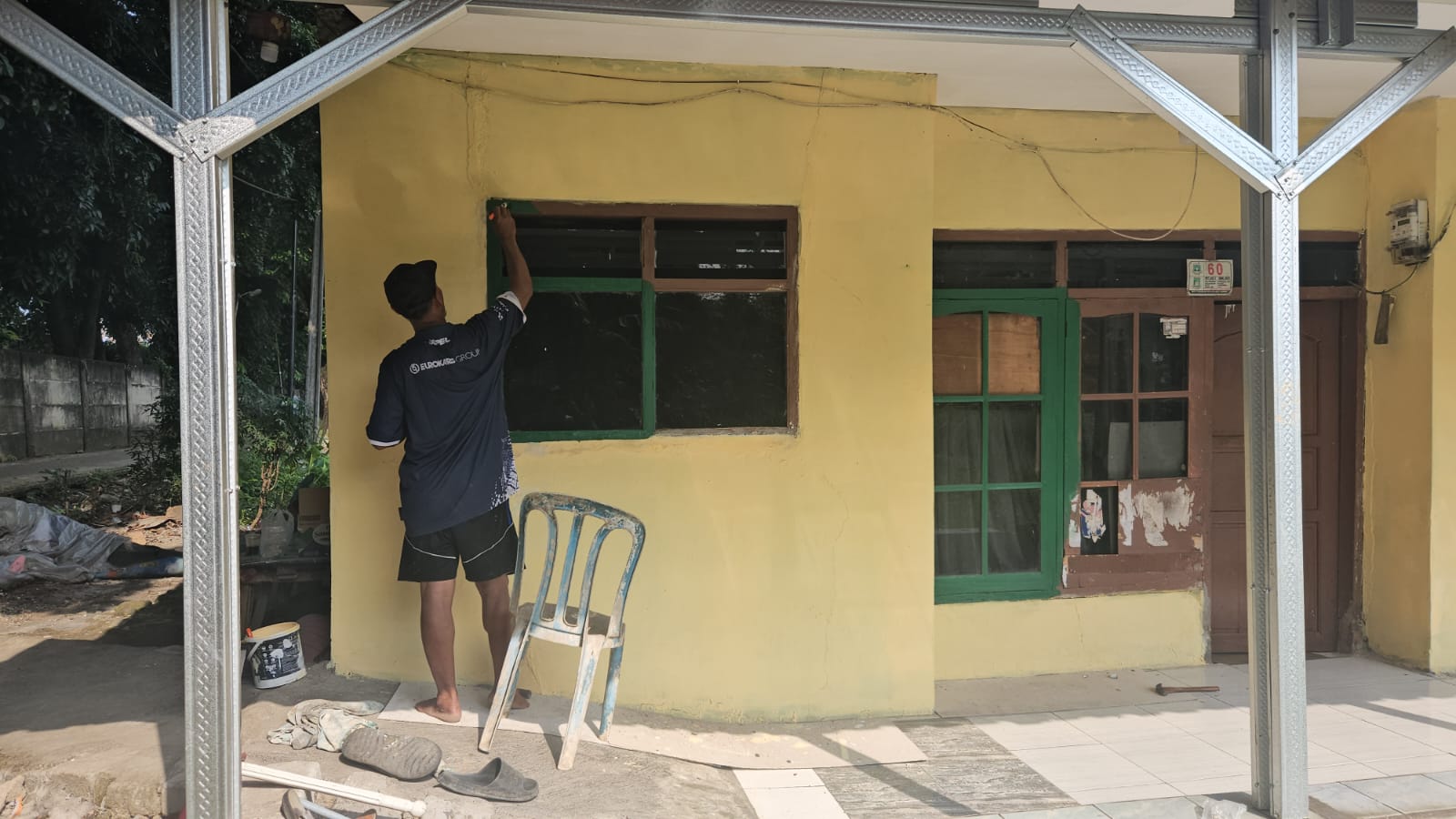 Babinsa Bersama Warga Gotong Royong Pasang Genteng untuk Pembangunan Rumah