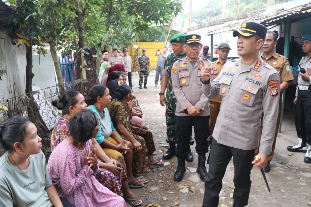 Dari Rumah ke Rumah, Kapolres Metro Tangerang Kota Dekatkan Polisi dengan Warga Tanah Tinggi