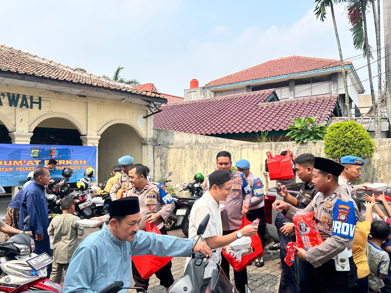 Polisi Berbagi di Hari Jumat, Ratusan Jamaah Terima Nasi Box dari Propam