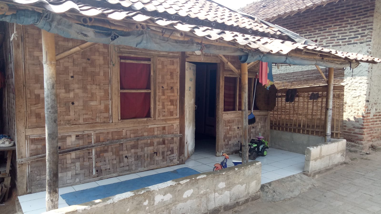 Setahun Ngumpulin Berkas PRTLH Warga Bakung Gigit Jari, Pagar Rumah Anyam Bambu, di Duga Nama Dicore