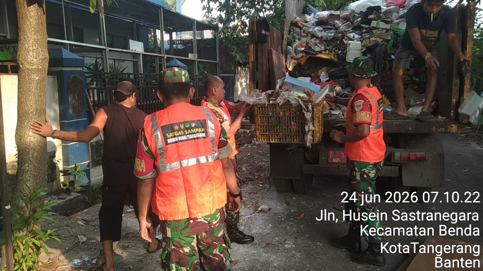 Koramil 02/Batuceper Bersama Warga Bersihkan Tumpukan Sampah di Jurumudi