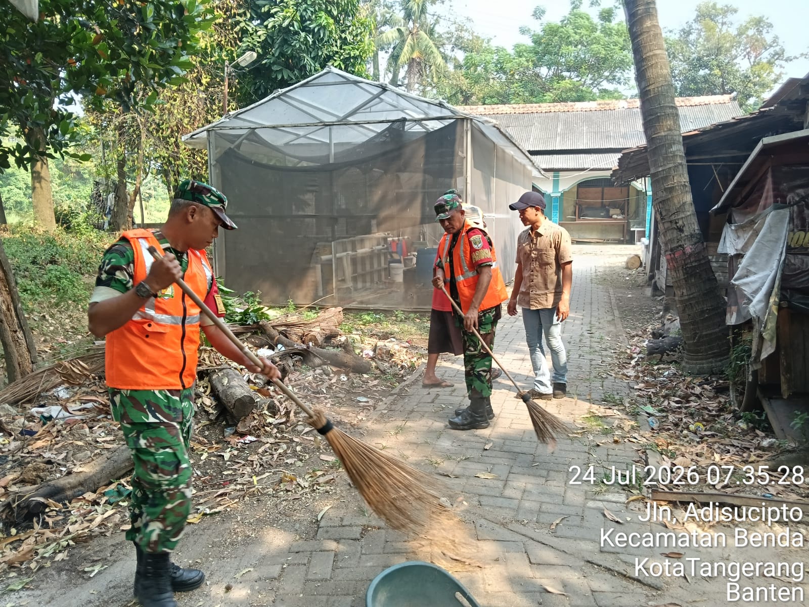 Koramil 02/Batuceper Bersama Warga Bersihkan Tumpukan Sampah di Jurumudi