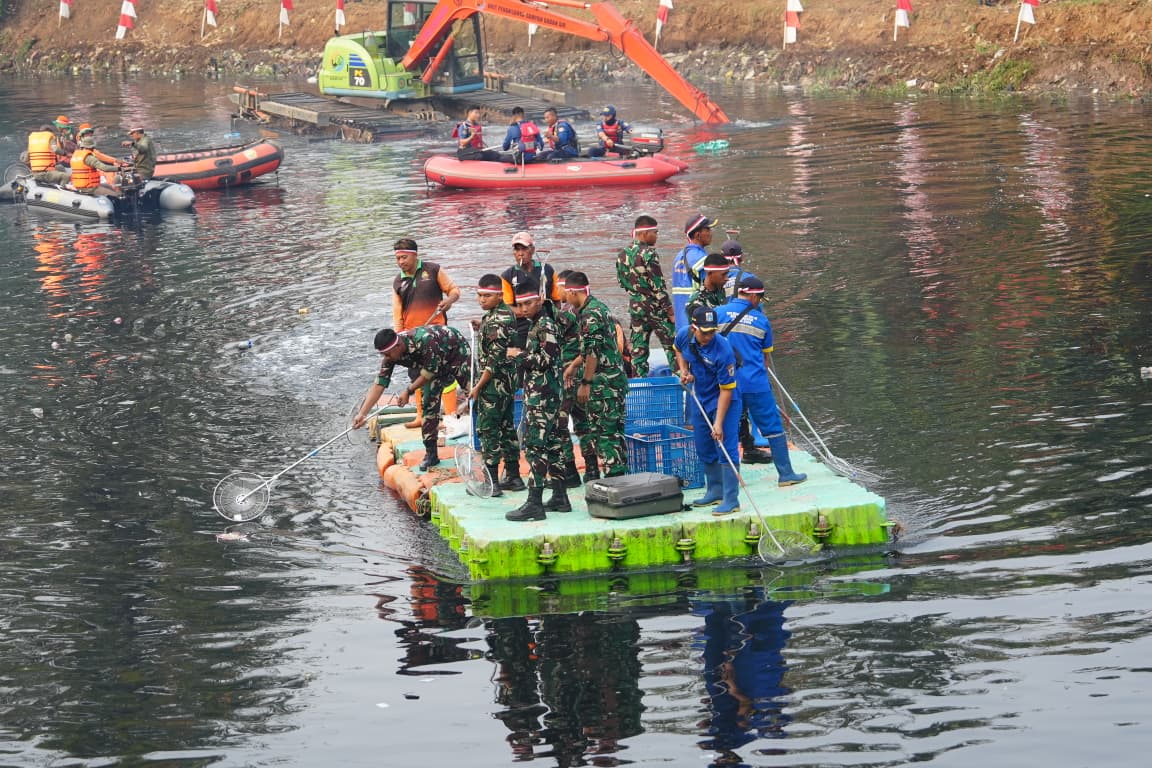 Bersama Rakyat Menjaga Alam, Pangdam Jaya dan Kapolda Metro Jaya Pimpin Karya Bakti Bersih Sungai Sa