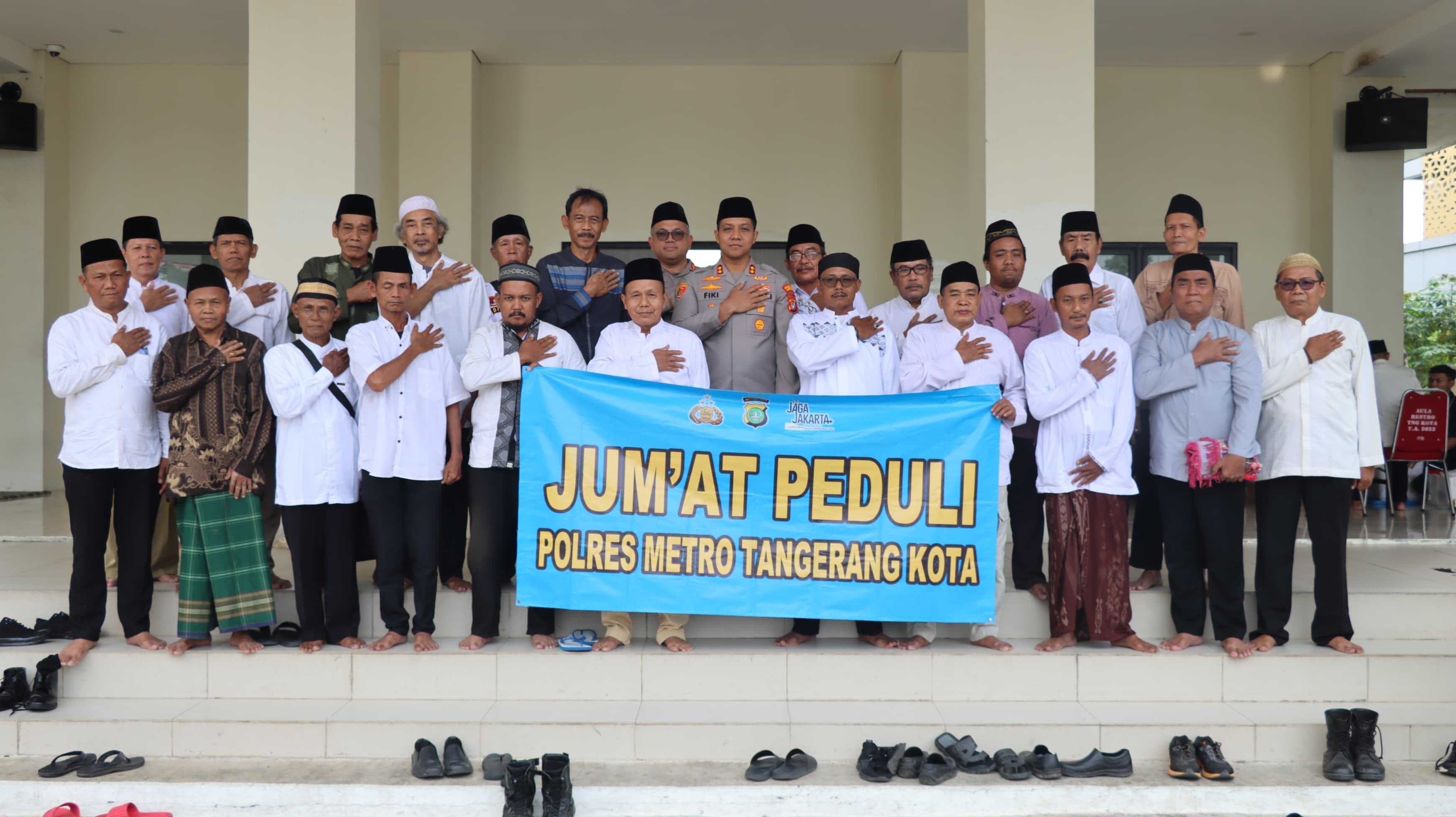 Jumat Peduli, Wakapolres Tangerang Bagikan Sembako untuk Sabuk Kamtibmas