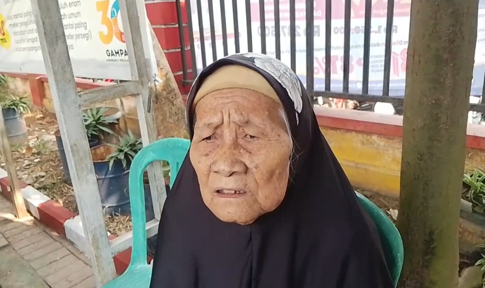 Lelah Nenek 90 Tahun di Sangiang Jaya, Terbentur Aturan KTP Asli Saat Antre Bansos