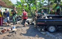 Gotong Royong Warga Dan TNI Bangun Jembatan Garuda Di Desa Karangpakel