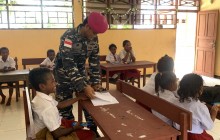 KORPS MARINIR TERIMA PENGHARGAAN NASIONAL APRESIASI KONEKTIVITAS DIGITAL DARI MENKOMDIGI