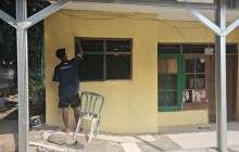 Babinsa Bersama Warga Gotong Royong Pasang Genteng untuk Pembangunan Rumah