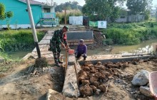 Bersama Masyarakat, Kodim 0901/Samarinda Bangun Jembatan Beton Garuda di Kelurahan Lok Bahu