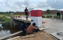 PEMBANGUNAN JEMBATAN BETON GARUDA DI KELURAHAN RAWA MAKMUR TERUS BERLANJUT