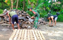 Gotong Royong Warga Dan Babinsa Percepat Pembangunan Jembatan Garuda