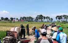 Gotong Royong TNI-Rakyat Warnai Pengecoran Jalan TMMD Di Desa Solodiran