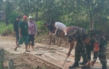 Warga dan Babinsa Gotong Royong Bangun Jembatan Beton Garuda di Sungai Kapih