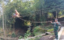 Pemasangan Hanger Pengait Jembatan Gantung Garuda Di Desa Kranggan Terus Dikebut