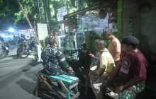 Babinsa Koramil 02/Matraman dan Warga Gelar Siskamling Wujudkan Lingkungan Aman dan Kondusif