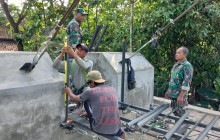 Pemasangan Tiang Railing Jembatan Gantung Garuda Karangpakel, TNI Dan Warga Perkuat Sinergi Pembangu