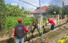 Babinsa Koramil 0901-03/Samarinda Seberang Pimpin Gotong Royong Pembersihan Parit Bersama Warga