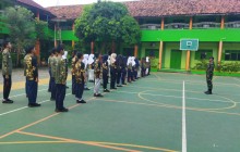 Babinsa Koramil 09/Prambanan Latih Disiplin Dan Karakter Siswa SMP N 1 Prambanan Melalui PBB