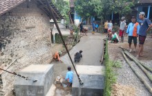 Dukung Akses Infrastruktur Desa, Babinsa Kranggan Dan Warga Cor Jalan Menuju Jembatan Gantung Garuda