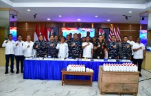 AKSI CEPAT, TNI AL DAN TIM GABUNGAN GAGALKAN PEREDARAN CAIRAN BERBAHAYA MELALUI JALUR LAUT