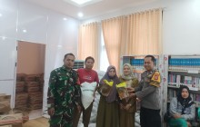 Babinsa Koramil 0901-01/Samarinda Ulu  Dampingi Penyaluran Bantuan Pangan di Kelurahan Loa Buah