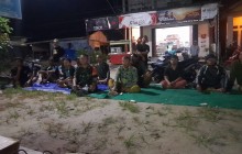 Babinsa Sempaja Selatan Monitoring Kegiatan Nonton Bareng Bola Gembira Laga Pembuka