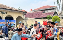 Polisi Berbagi di Hari Jumat, Ratusan Jamaah Terima Nasi Box dari Propam