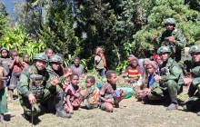 Wujud Kemanunggalan TNI-Rakyat, Satgas Yonif 742/SWY Renovasi Honai Warga di Pedalaman Papua*