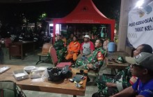 Babinsa Koramil 03/Ps.Rebo-Ciracas Bersama Tiga Pilar dan Warga Perkuat Patroli Malam