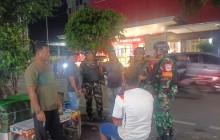 Babinsa, FKDM dan Warga Gelar Patroli Malam di Duren Sawit