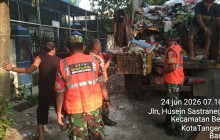 Koramil 02/Batuceper Bersama Warga Bersihkan Tumpukan Sampah di Jurumudi