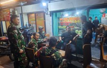 Babinsa Koramil 03/Ps.Rebo–Ciracas dan Warga Gelar Patroli Malam Ciptakan Ciracas Tetap Kondusif