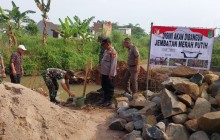 Kasiter Korem 051/Wijayakarta Hadiri Peletakan Batu Pertama Pembangunan Jembatan Armco di Desa Taman
