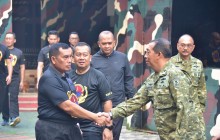 PANGKORMAR ASAH KEMAMPUAN MENEMBAK BERSAMA PEJABAT UTAMA KORPS MARINIR