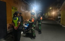 Babinsa Koramil 08/Duren Sawit Bersama Komduk Perkuat Patroli Malam