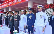 KODAERAL V HADIRI UPACARA HUT BHAYANGKARA KE-80 BERSAMA FORKOPIMDA KOTA SURABAYA