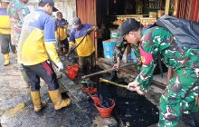 Babinsa Bersama Warga Gotong Royong Bersihkan Drainase, Wujud Keharmonisan TNI dengan Masyarakat