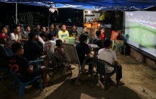 Keharmonisan Babinsa Menonton Bola Bersama Warga, Pererat Kemanunggalan TNI dan Rakyat