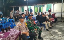 Nguri-Uri Budaya Jawa, Babinsa Dan Bhabinkamtibmas Amankan Pagelaran Wayang Kulit Di Wonosari
