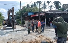 Babinsa Rawa Makmur Bersama Danramil dan Warga Laksanakan Gotong Royong Normalisasi Parit