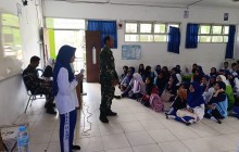 Babinsa Kodim 0901/Samarinda Tanamkan Jiwa Kepemimpinan dan Disiplin kepada Siswa Baru SMAN 13