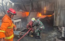 Babinsa Koramil 02/Btc Respon Cepat Bantu Damkar