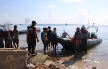 KRI MARLIN-877 BERHASIL EVAKUASI KORBAN SELAMAT KLM NURUL SALSA 01 DI KEPULAUAN SELAYAR