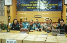 GAGALKAN POTENSI KERUGIAN NEGARA, TNI AL SITA PULUHAN RIBU BUNGKUS ROKOK ILEGAL DI MERAUKE