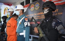 TNI AL GAGALKAN PENYELUNDUPAN 1,6 TON PASIR TIMAH ILEGAL DI PERAIRAN LINGGA